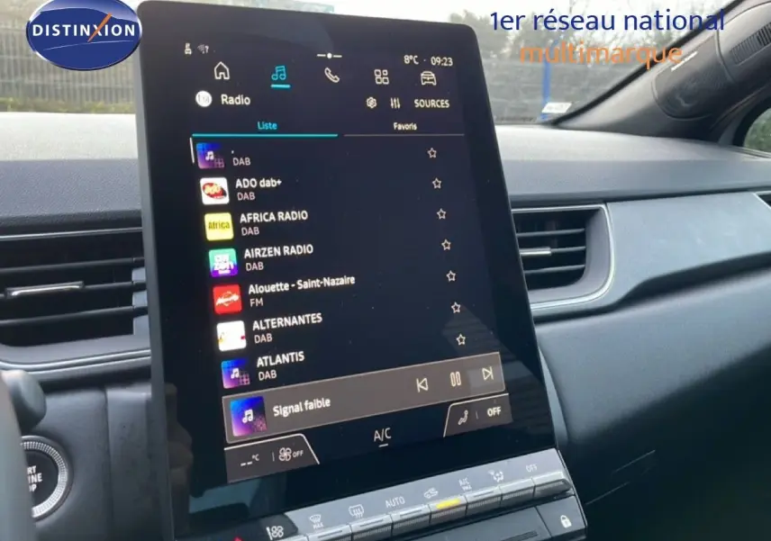 Vue intérieure centrée sur l’écran tactile multimédia du Renault Captur gris Rafale métal avec toit noir, version 2025.