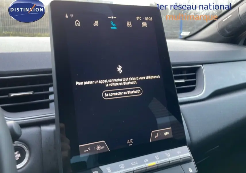 Vue intérieure centrée sur l'écran tactile vertical du tableau de bord du Renault Captur gris rafale métal.