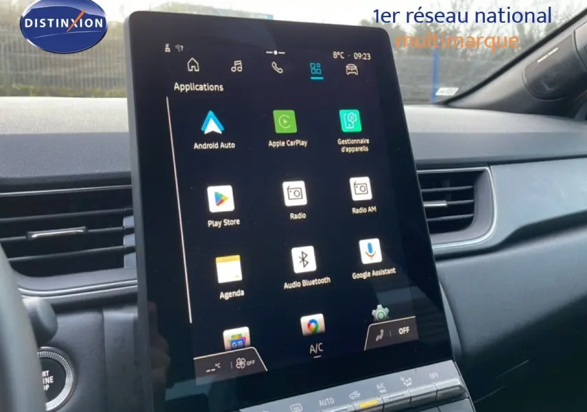Vue rapprochée de l'écran tactile central du tableau de bord du Renault Captur gris Rafale métal avec toit noir.