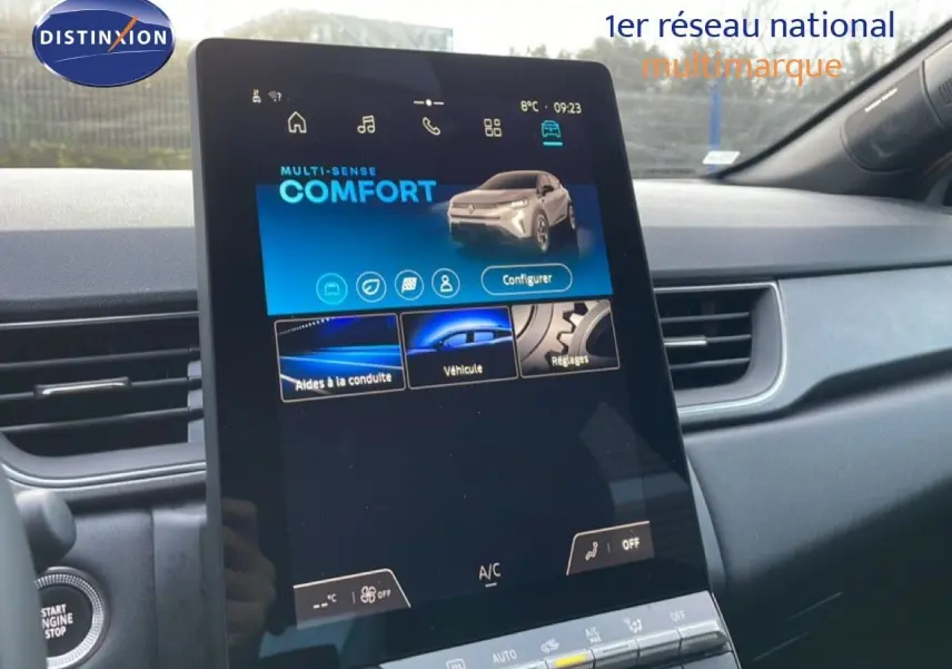 Vue intérieure du tableau de bord du Renault Captur 2025, écran tactile central affichant le mode Confort.