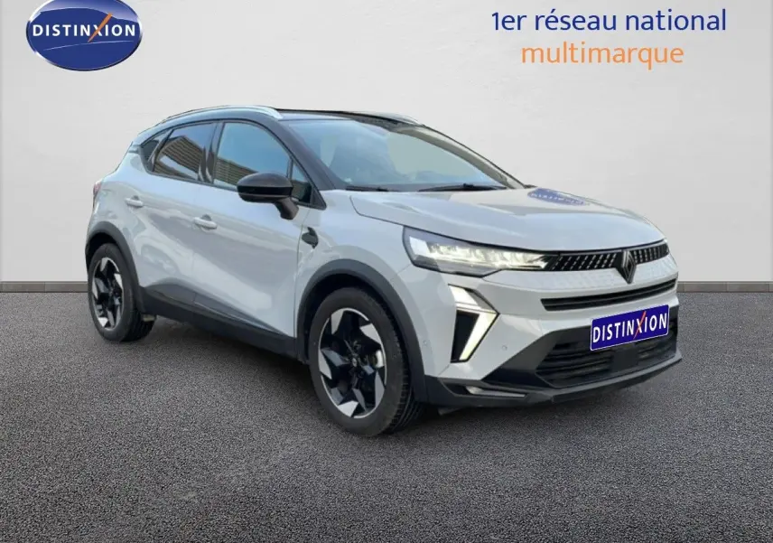 Renault Captur 2025 gris Rafale métal avec toit noir, vue 3/4 avant mettant en valeur ses phares LED et jantes noires.