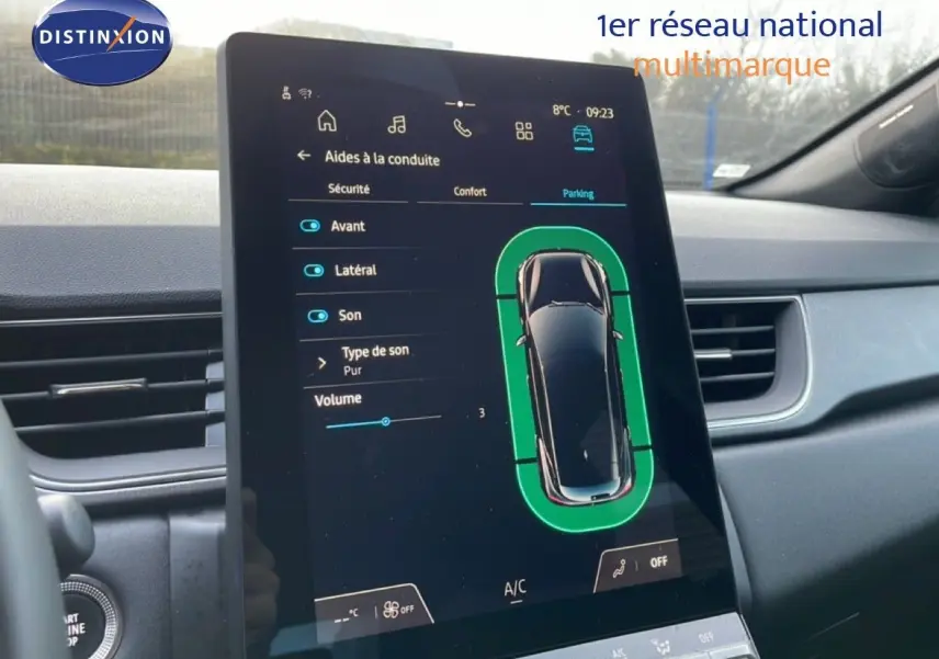 Vue intérieure centrée sur l'écran tactile du tableau de bord du Renault Captur 2025, affichant les aides à la conduite.