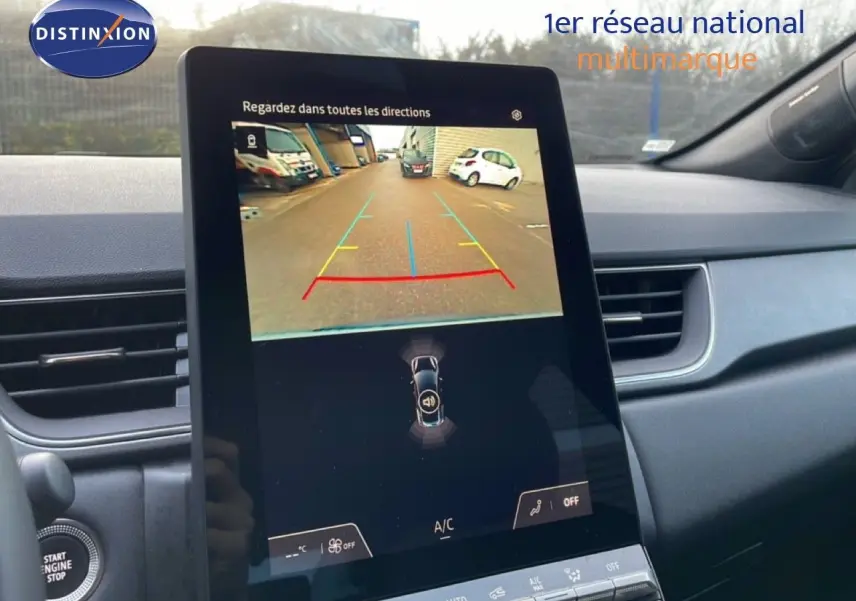 Vue rapprochée de l’écran central tactile du Renault Captur 2025 affichant la caméra de recul en marche.