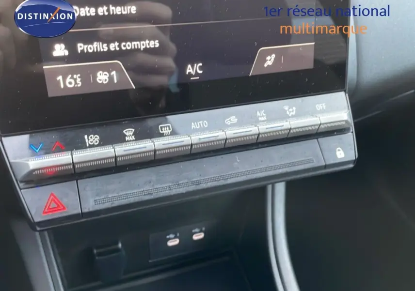 Détail de la console centrale du Renault Captur 2025 avec commandes climatisation et écran tactile.