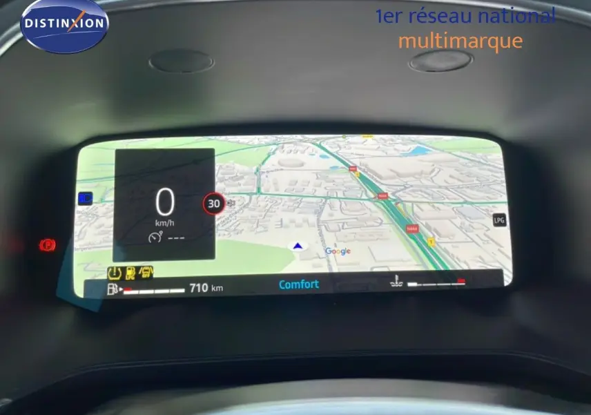 Vue rapprochée de l'écran numérique du tableau de bord du Renault Captur 2025 affichant la navigation et la vitesse à 0 km/h.