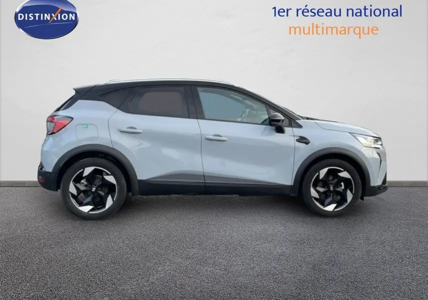 Profil droit du Renault Captur 2025 gris Rafale métal avec toit noir, roues alliage bicolores et lignes modernes.