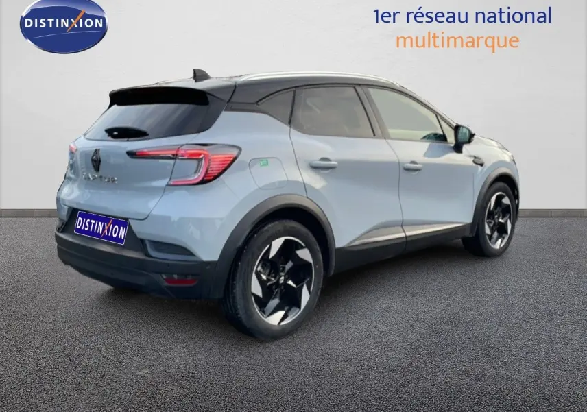 Renault Captur 2025 gris Rafale métal avec toit noir, vue 3/4 arrière côté droit, jantes noires distinctives.