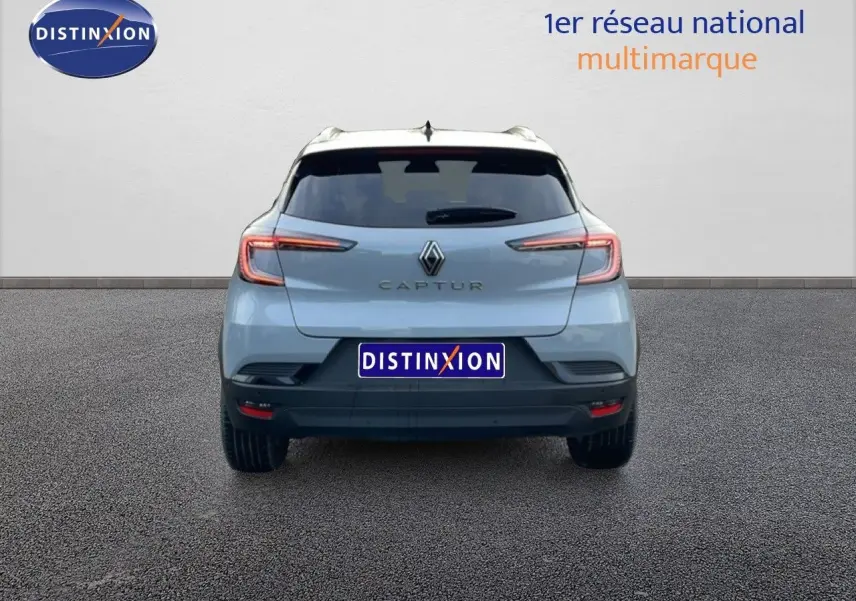 Vue arrière d'un Renault Captur 2025 gris Rafale métal avec toit noir, feux LED et plaque Distinxion visible.