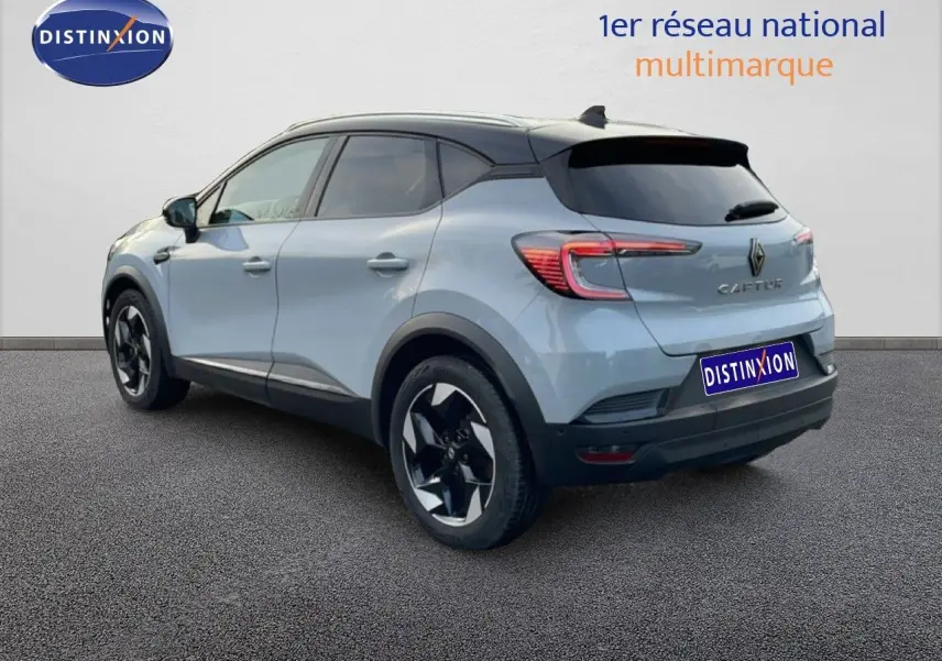 Vue 3/4 arrière droite du Renault Captur 2025 gris Rafale métal avec toit noir et jantes noires distinctives.