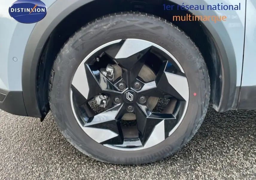 Gros plan sur la roue avant droite du Renault Captur gris Rafale métal avec jante noire et argentée en 18 pouces.