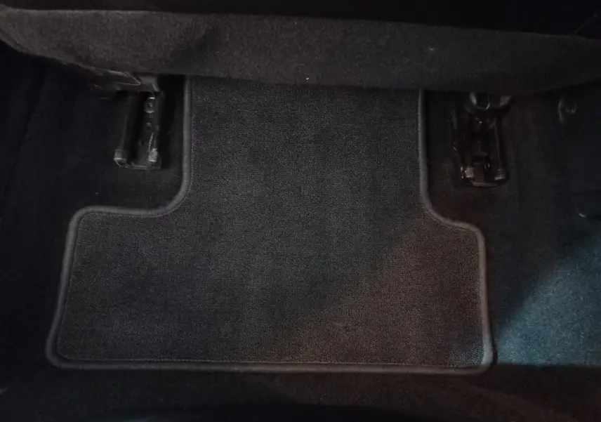 Vue rapprochée du tapis de sol noir côté conducteur de la Renault Mégane Business TCe 115 FAP 2022.