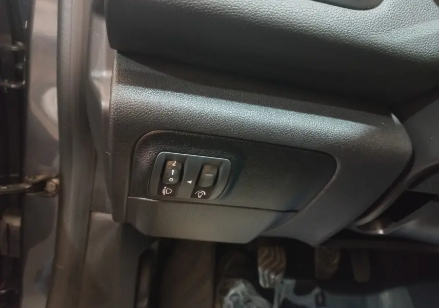 Vue intérieure côté gauche du tableau de bord gris foncé de la Renault Mégane Business avec commandes des phares et éclairage.