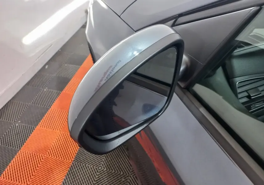 Rétroviseur côté gauche gris foncé de la Renault Mégane Business TCe 115, vue rapprochée en angle supérieur extérieur.