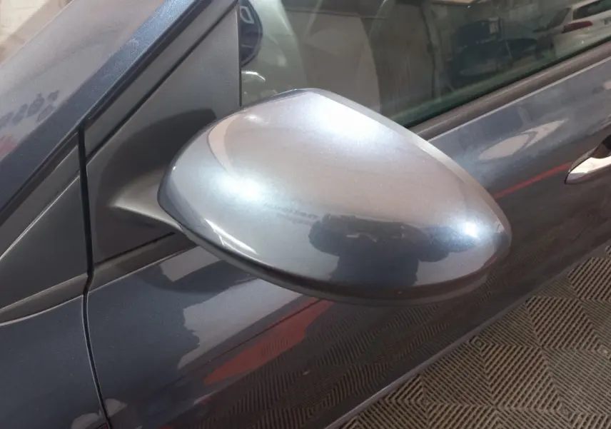 Rétroviseur droit gris foncé de Renault Mégane Business TCe 115, vue rapprochée sur la portière avant.