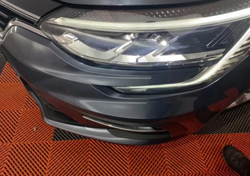 Gros plan sur le phare avant droit gris foncé de la Renault Mégane Business TCe 115 FAP 2022 avec LED Pure Vision.