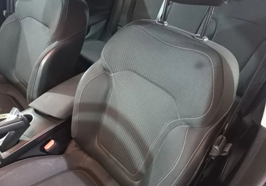 Gros plan sur le siège avant droit gris foncé de la Renault Mégane Business TCe 115, montrant la texture et les coutures.