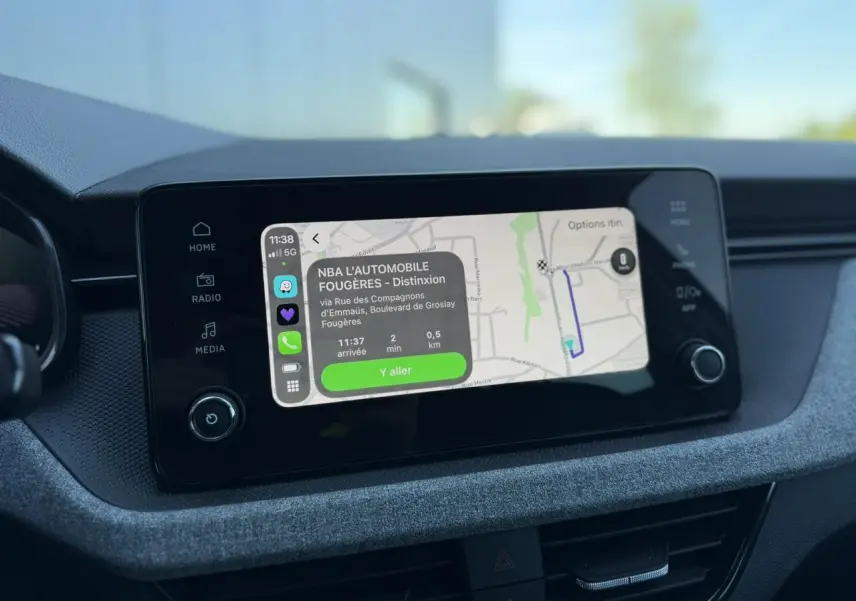 Écran tactile 8,25" du tableau de bord de la Skoda Scala TSI 116 blanc glacier, affichant un GPS.