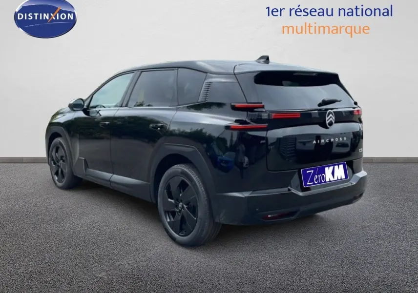 Vue 3/4 arrière gauche d'un Citroën C5 Aircross noir perle métal avec feux arrière LED et jantes noires.