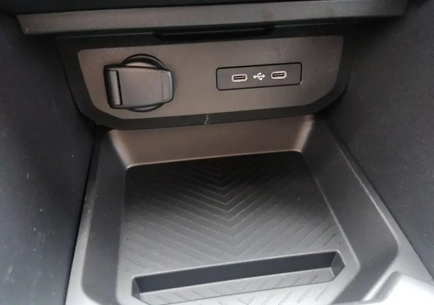 Détail intérieur montrant la prise 12V et deux ports USB-C du Dacia Duster Hybrid-G 150 ch couleur Sandstone.