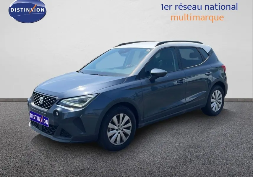 SEAT Arona 2025 gris Magnetic Metal avec toit noir, vue 3/4 avant droit sur fond neutre.