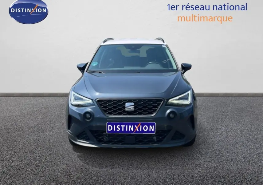 Vue frontale d'un SEAT Arona gris Magnetic Metal avec toit noir, mettant en valeur sa calandre et ses phares LED.