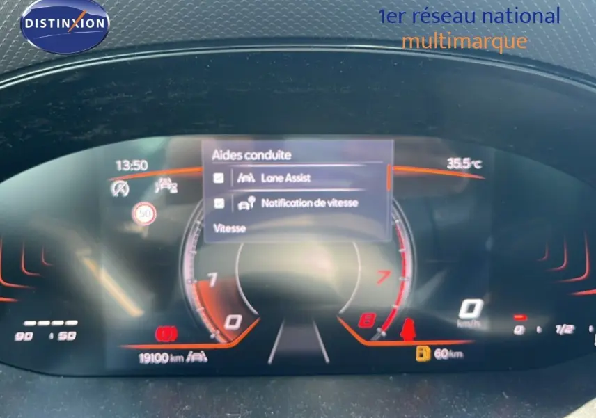 Vue rapprochée du tableau de bord numérique du SEAT Arona 2025, affichant les aides à la conduite et la température extérieure.