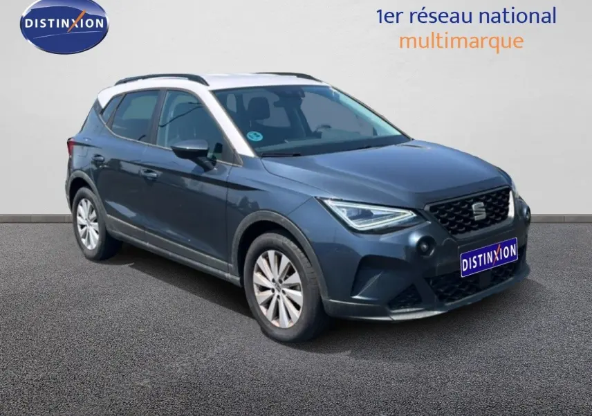 SEAT Arona gris Magnetic Metal avec toit noir, vue 3/4 avant droit mettant en valeur ses optiques LED.