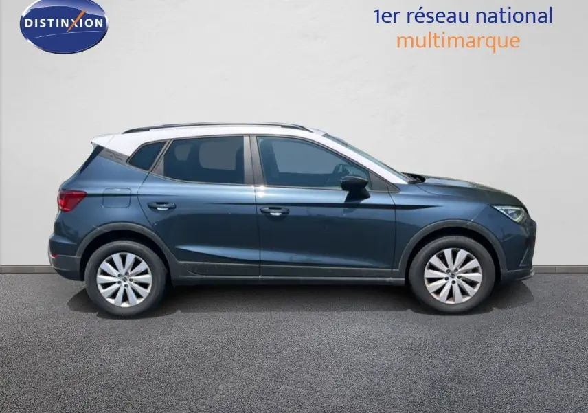 Vue de profil côté gauche d’un SEAT Arona 2025 gris Magnetic Metal avec toit noir, roues alliage et vitres teintées.
