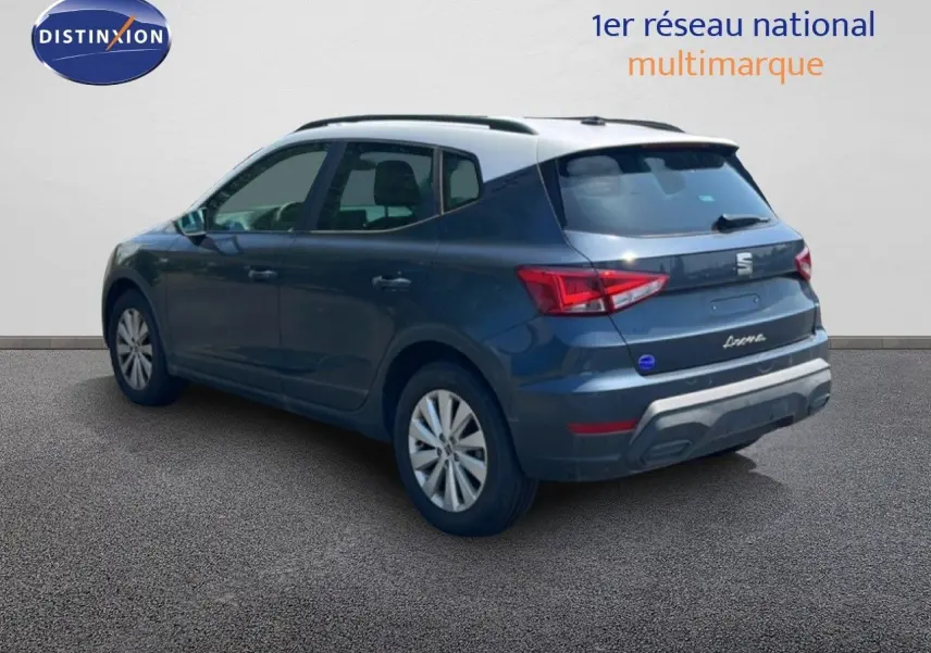 Vue 3/4 arrière d'un SEAT Arona gris Magnetic Metal avec toit noir, mettant en valeur ses feux arrière et son design compact.