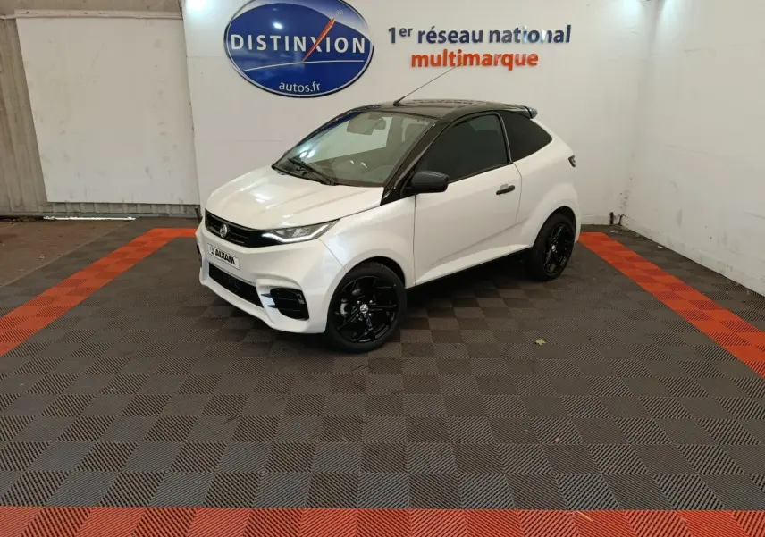 Vue 3/4 avant droite d'une Aixam Ambition 0.5 City Coupe Sport blanche avec toit noir et jantes noires.