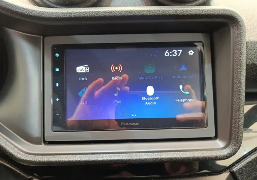 Écran tactile multimédia Pioneer de l'AIXAM AMBITION 0.5 CITY COUPE SPORT 2026, affichant les options audio connectées.