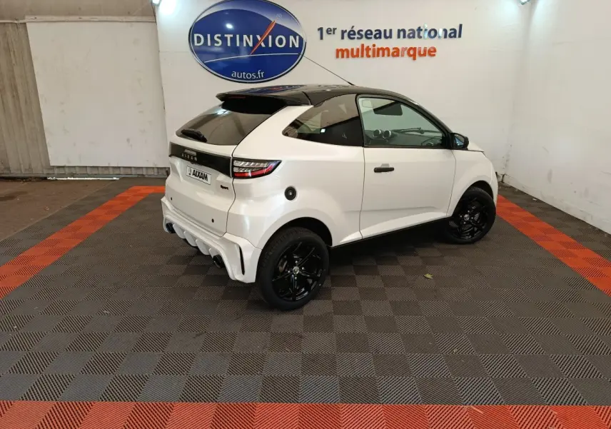 Vue 3/4 arrière droite d'une Aixam Ambition 0.5 City Coupe Sport blanche avec toit noir et jantes noires.