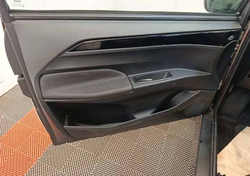 Vue intérieure de la porte côté conducteur de l'AIXAM AMBITION 0.5 City Coupe Sport 2026 en noir mat avec insert brillant.