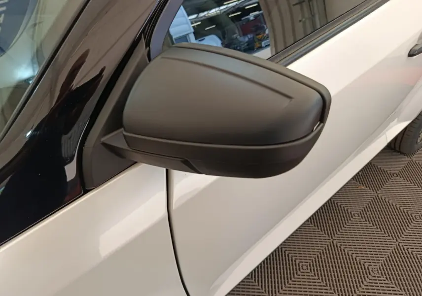 Gros plan sur le rétroviseur extérieur côté conducteur d’une Aixam Ambition 0.5 City Coupe Sport blanc.