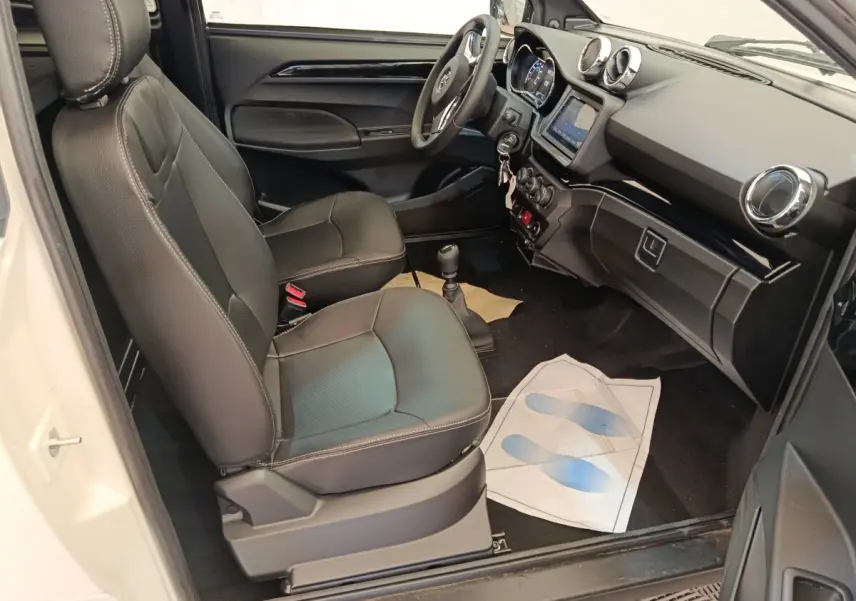 Vue intérieure côté conducteur de l'AIXAM Ambition 0.5 City Coupe Sport 2026, sièges noirs et tableau de bord moderne.