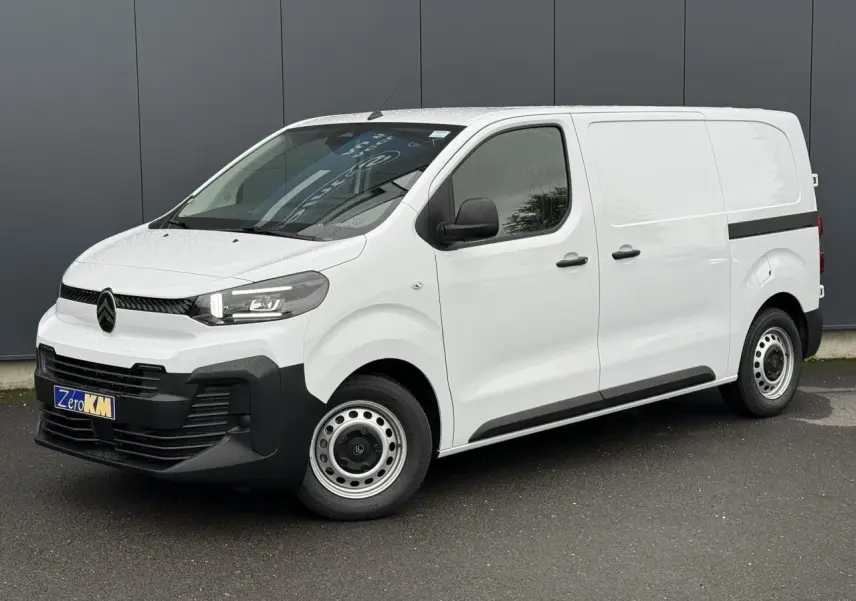 Vue 3/4 avant droit du Citroën Jumpy blanc Icy avec portes latérales et phares Full LED allumés.