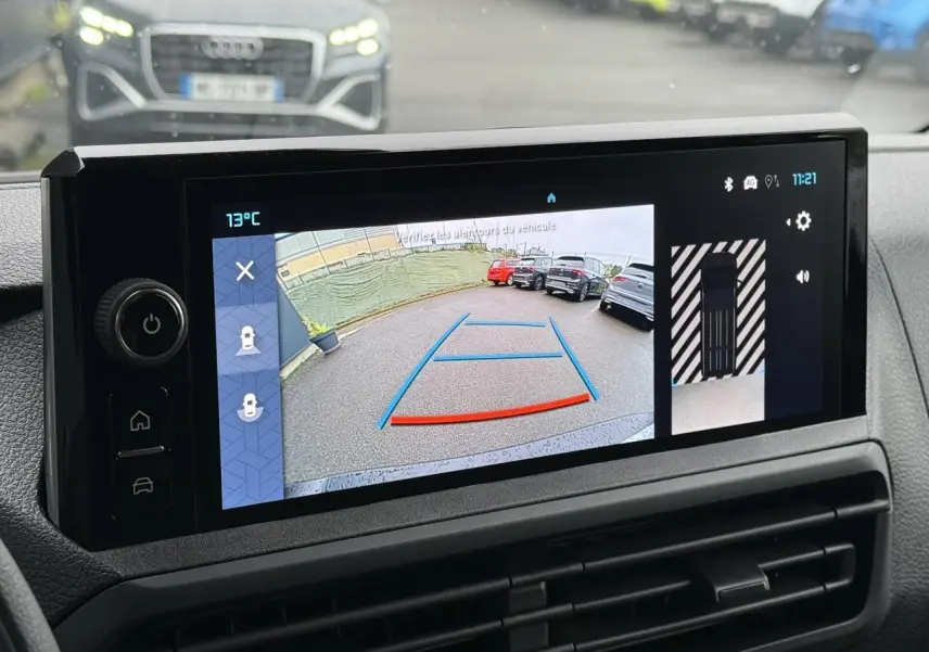 Écran tactile intérieur montrant la caméra de recul 180° du Citroën Jumpy blanc Icy, vue arrière du véhicule.