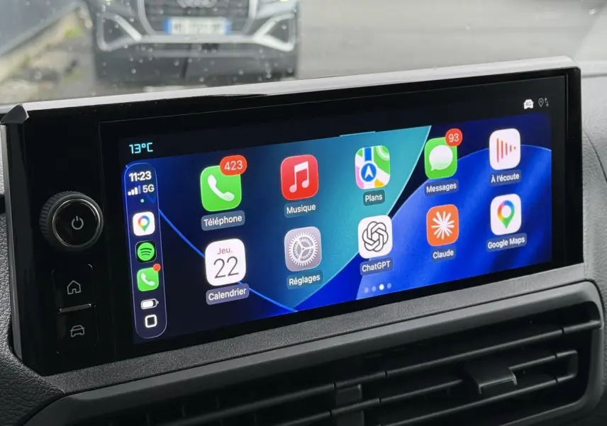 Vue intérieure centrée sur l’écran tactile 10 pouces du Citroën Jumpy blanc, affichant plusieurs applications connectées.