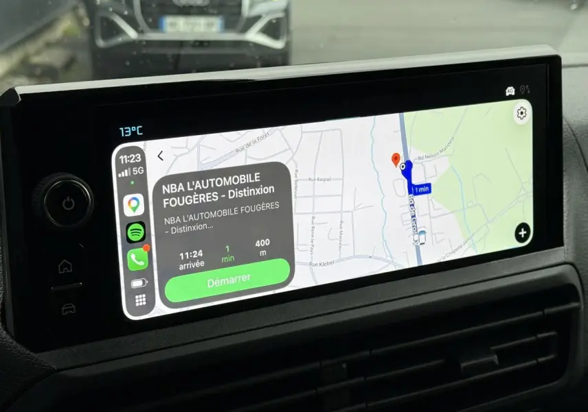 Écran tactile 10 pouces affichant la navigation GPS dans l’habitacle du Citroën Jumpy blanc Icy.