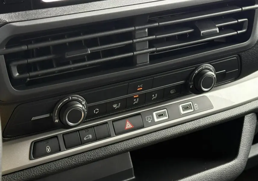 Détail du tableau de bord noir du Citroën Jumpy 2026 avec commandes climatisation et boutons fonctionnels.