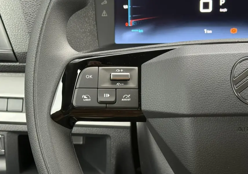 Gros plan sur les commandes au volant du Citroën Jumpy 2026, finition noire mate avec affichage numérique partiel.