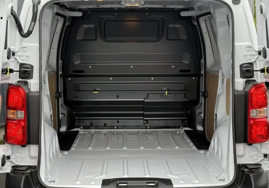 Vue arrière du fourgon Citroën Jumpy blanc Icy 2026 avec portes ouvertes montrant l’espace de chargement vide.
