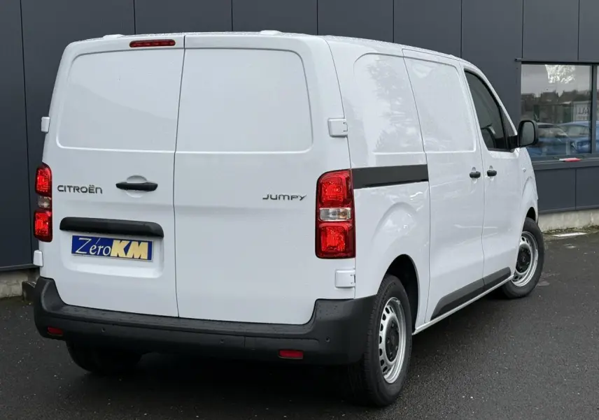 Vue 3/4 arrière droite d’un Citroën Jumpy blanc Icy, fourgon avec portes arrière battantes et porte latérale coulissante.