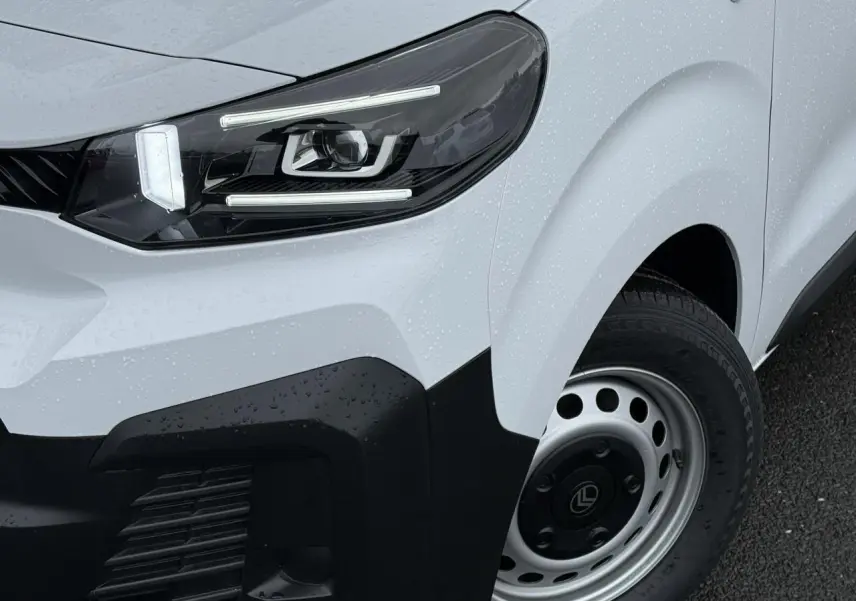 Gros plan sur l'avant droit blanc Icy du Citroën Jumpy 2026, mettant en valeur le phare Full LED et la roue acier.