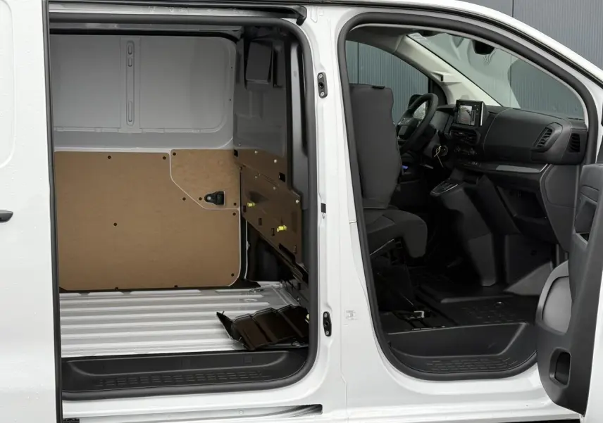Vue latérale droite du Citroën Jumpy blanc Icy 2026 avec portes ouvertes montrant l’intérieur utilitaire et le poste de conduite.