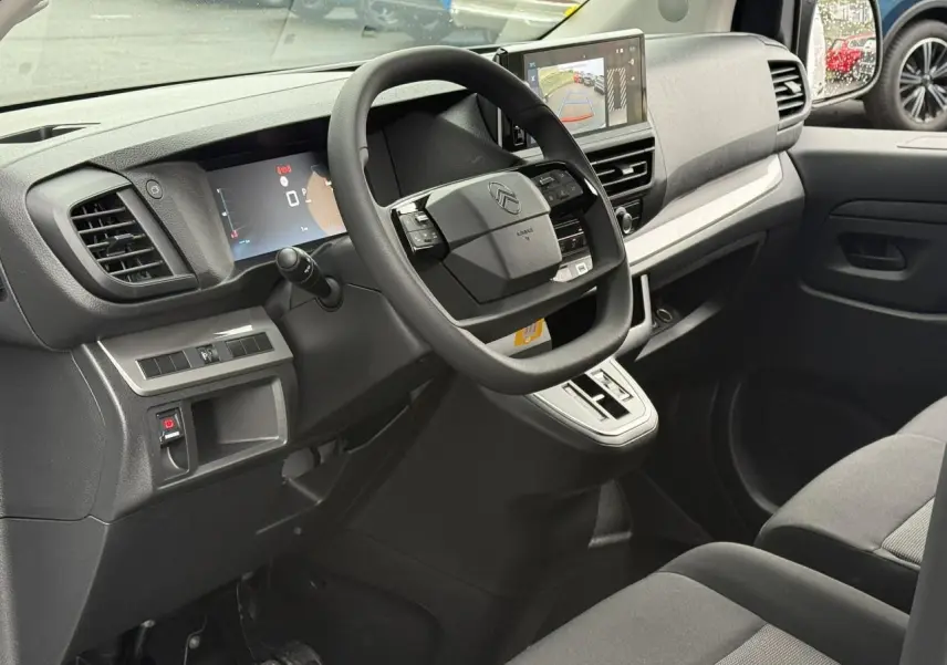 Vue intérieure côté conducteur du Citroën Jumpy 2026 avec tableau de bord noir et écran tactile affichant la caméra de recul.