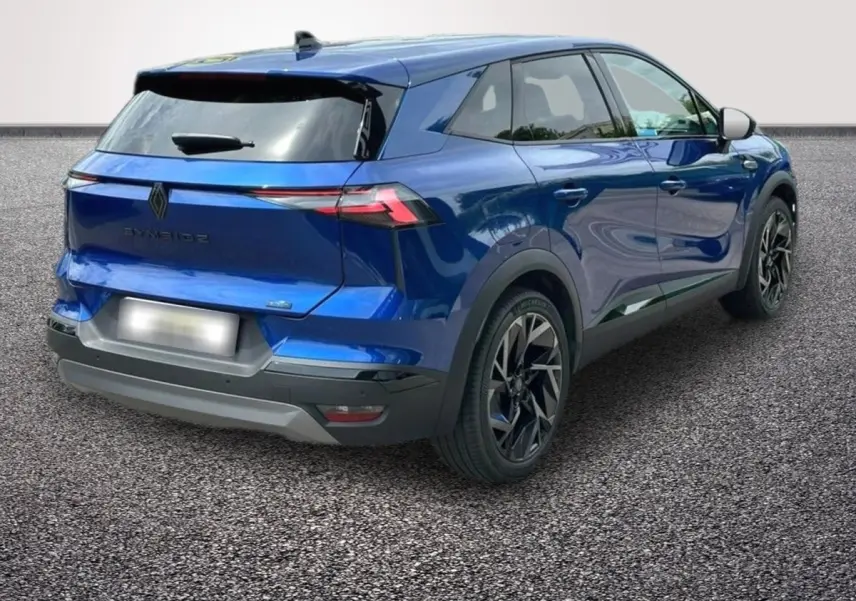 Vue 3/4 arrière droite du Renault SYMBIOZ bleu esprit Alpine E-Tech avec feux arrière fins et jantes noires distinctives.