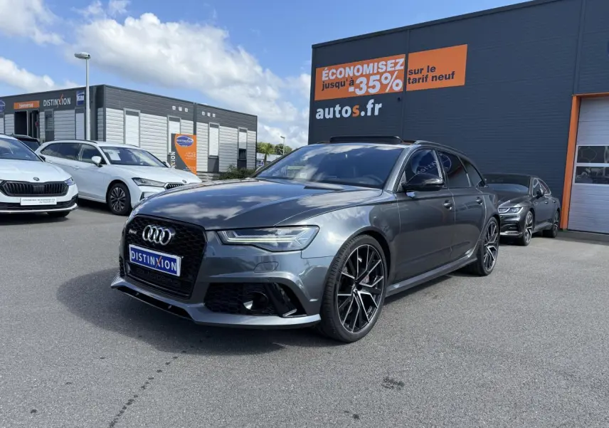 Audi RS6 Avant gris Daytona nacré vue 3/4 avant droit avec jantes Audi Sport noires brillant et calandre noire laquée