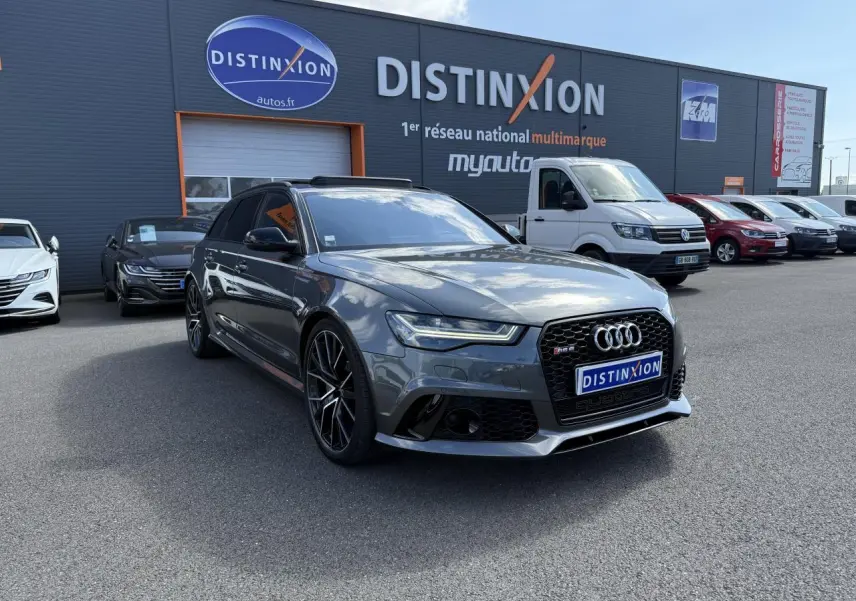 Audi RS6 Avant gris Daytona nacré vue 3/4 avant droit avec jantes noires brillantes et calandre noire laquée