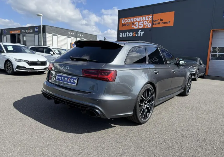 Audi RS6 Avant gris Daytona nacré vue 3/4 arrière droit avec jantes noires et vitres teintées